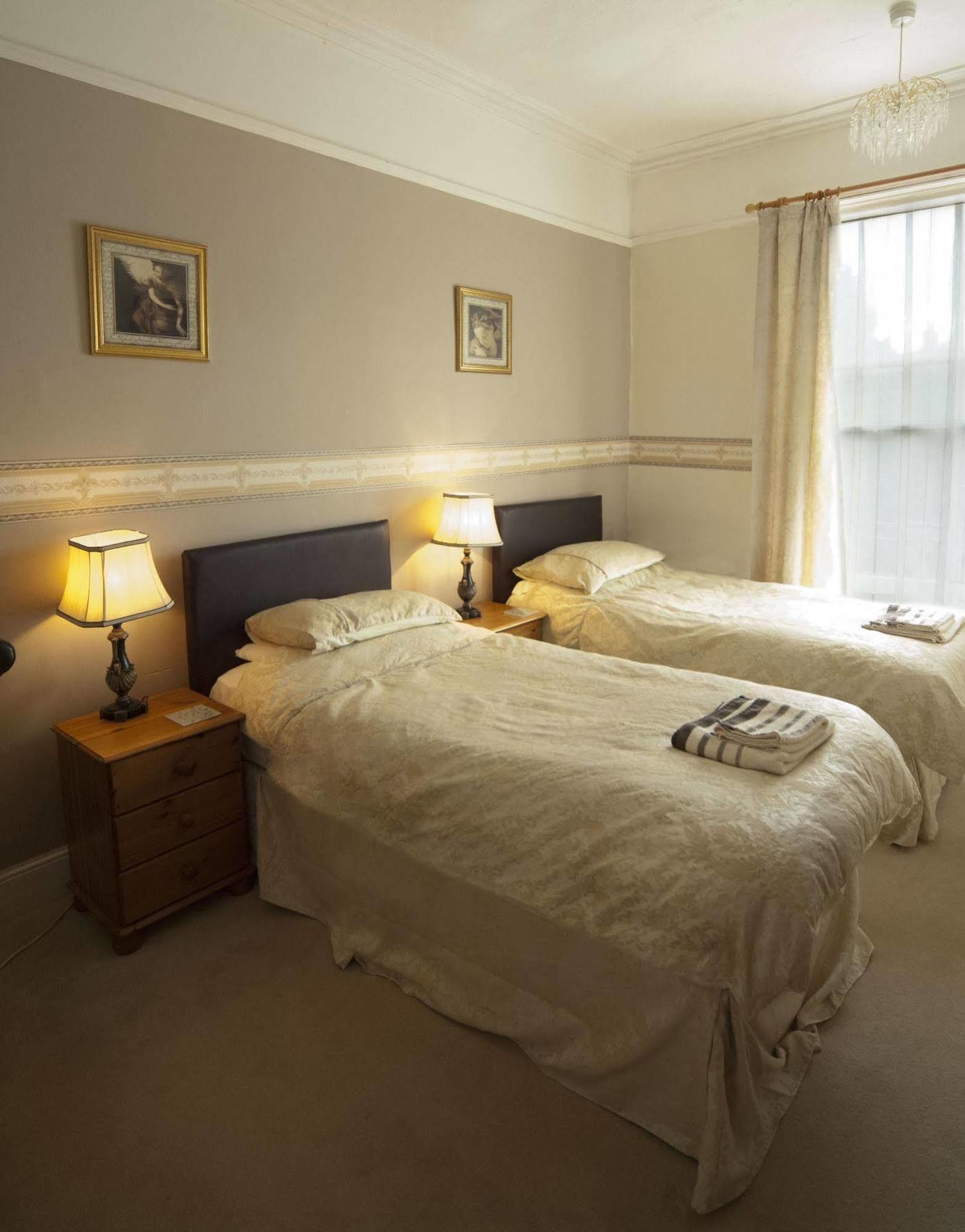 Hilbury Court Hotel Trowbridge Bagian luar foto