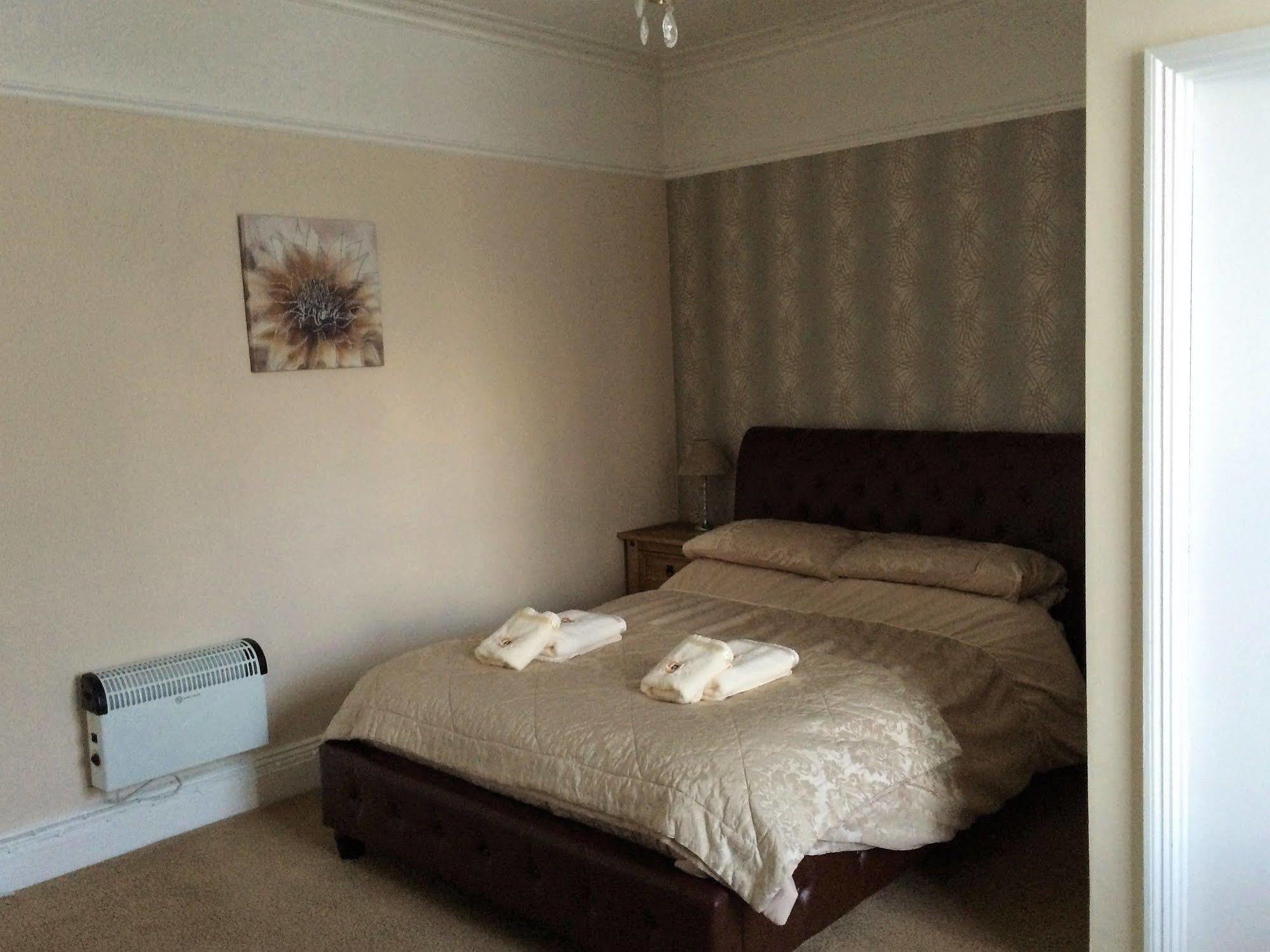 Hilbury Court Hotel Trowbridge Bagian luar foto