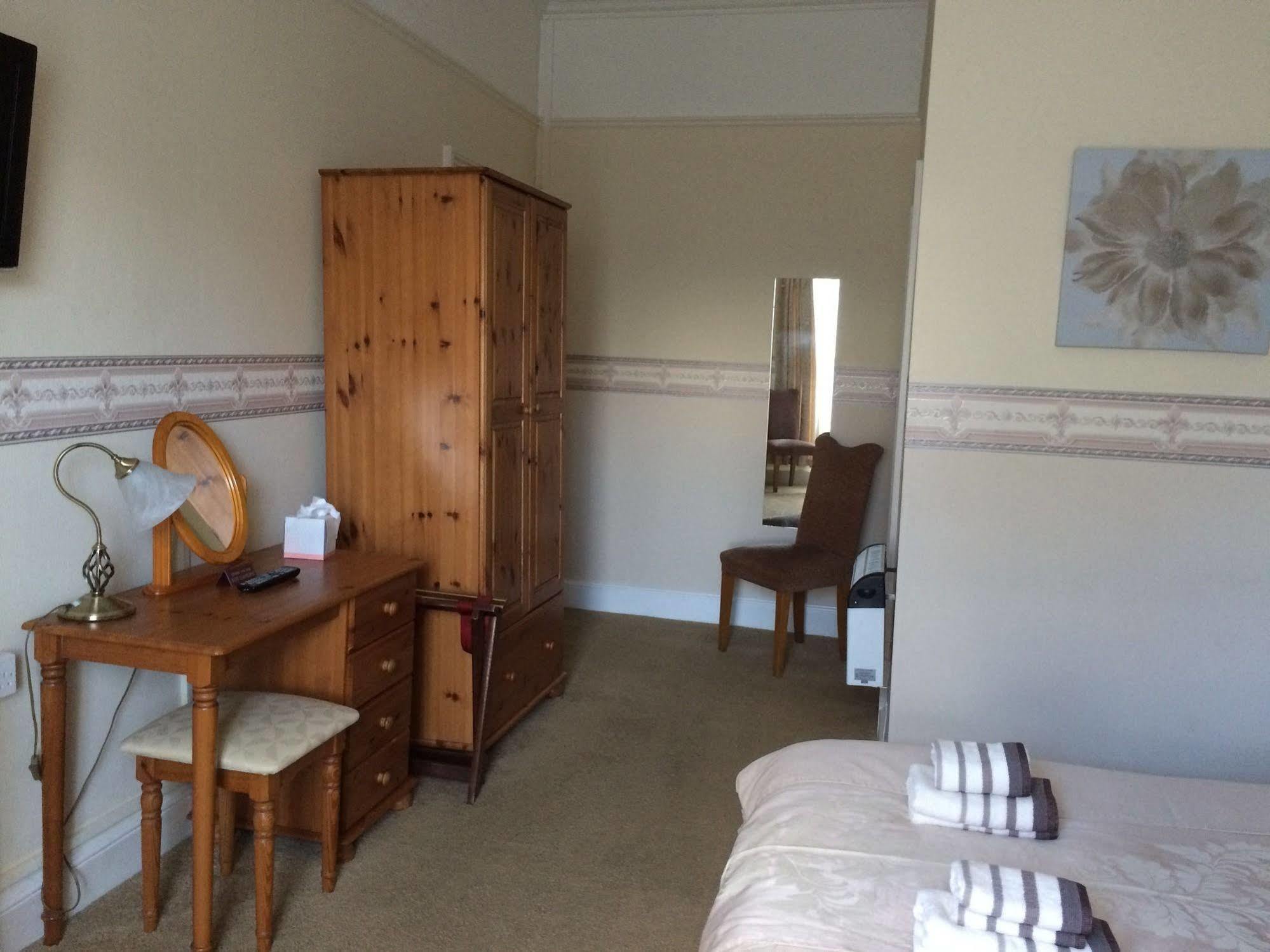 Hilbury Court Hotel Trowbridge Bagian luar foto